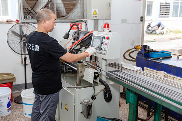 蘇州彎管加工廠告訴您拉彎?rùn)C(jī)的操作規(guī)程和注意事項(xiàng) 蘇州彎管加工廠告訴您拉彎?rùn)C(jī)的操作規(guī)程和注意事項(xiàng)