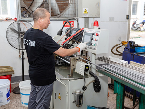 無毛刺伺服切割機